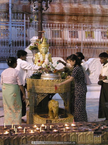 04 Pilgrims in Shwedagon pagoda